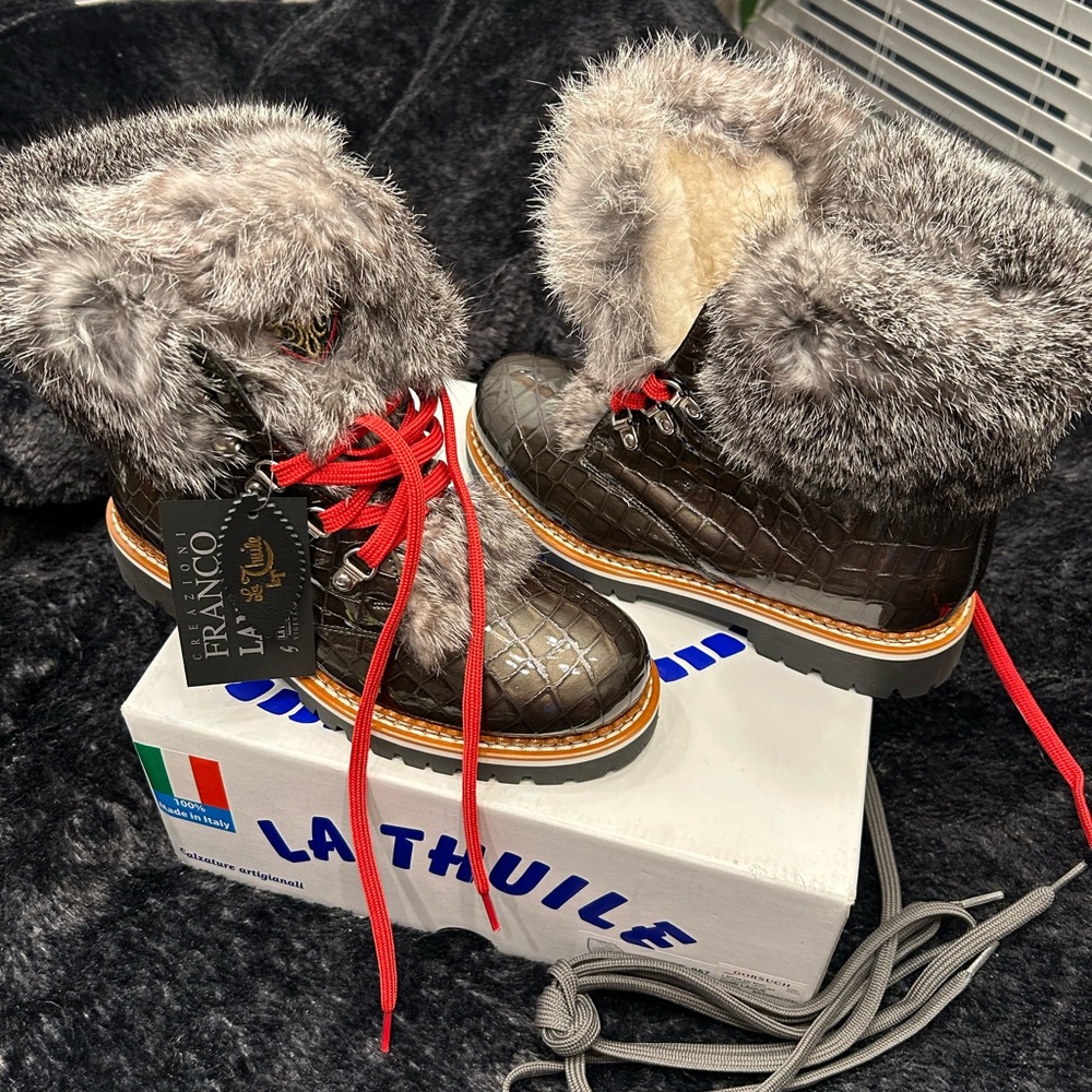 LA THUILE CORI LAQUÉ HIKER BOOT
after ski boot
SZ:9(runs small)
COLOR:Anthracite